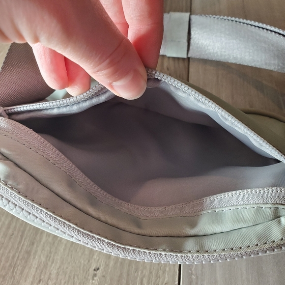 lululemon athletica everywhere belt bag silver drop one size guc - Picture 10 of 16